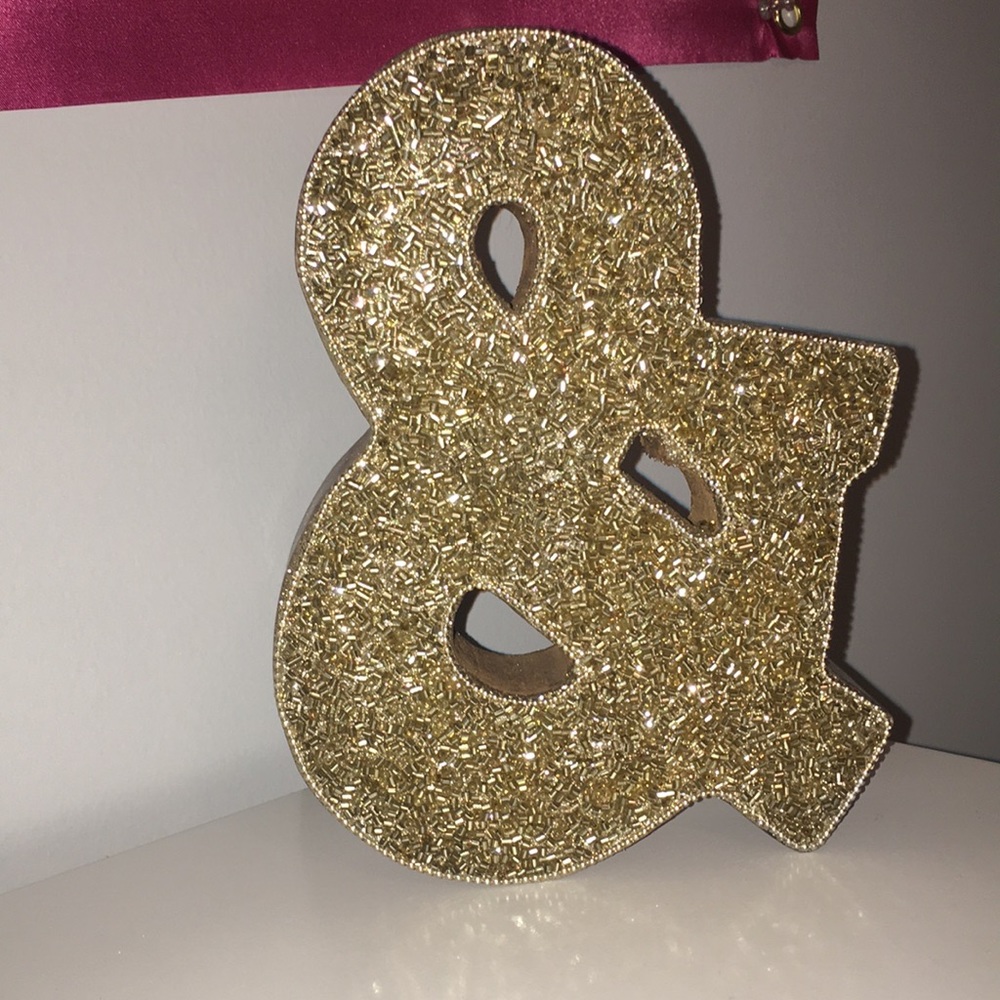 “&” decor